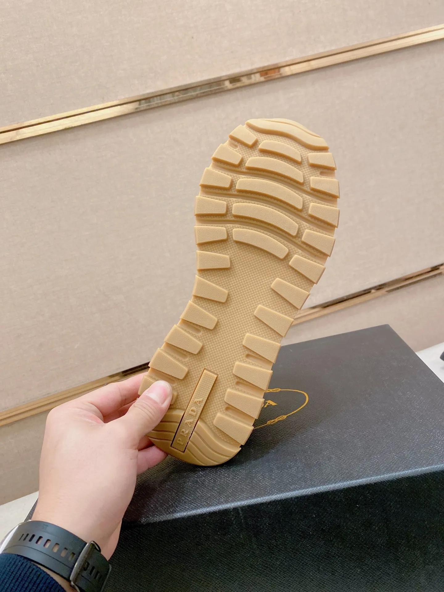 Factory price 600💰 ✔️✔️✔️Higher version High-quality new PRADA (Prada) counters are on the market at the same time. The new men's shoes and 😘fabrics are made of selected first-layer cowhide with superb craftsmanship. Lining: Full cowhide lining. 👍🏿 High-end ☄️ air-cushion molded anti-slip rubber outsole, exquisite lines, simple and elegant, comfortable and high-end for leisure travel. Code number: 38 to 44. 45.46 customized